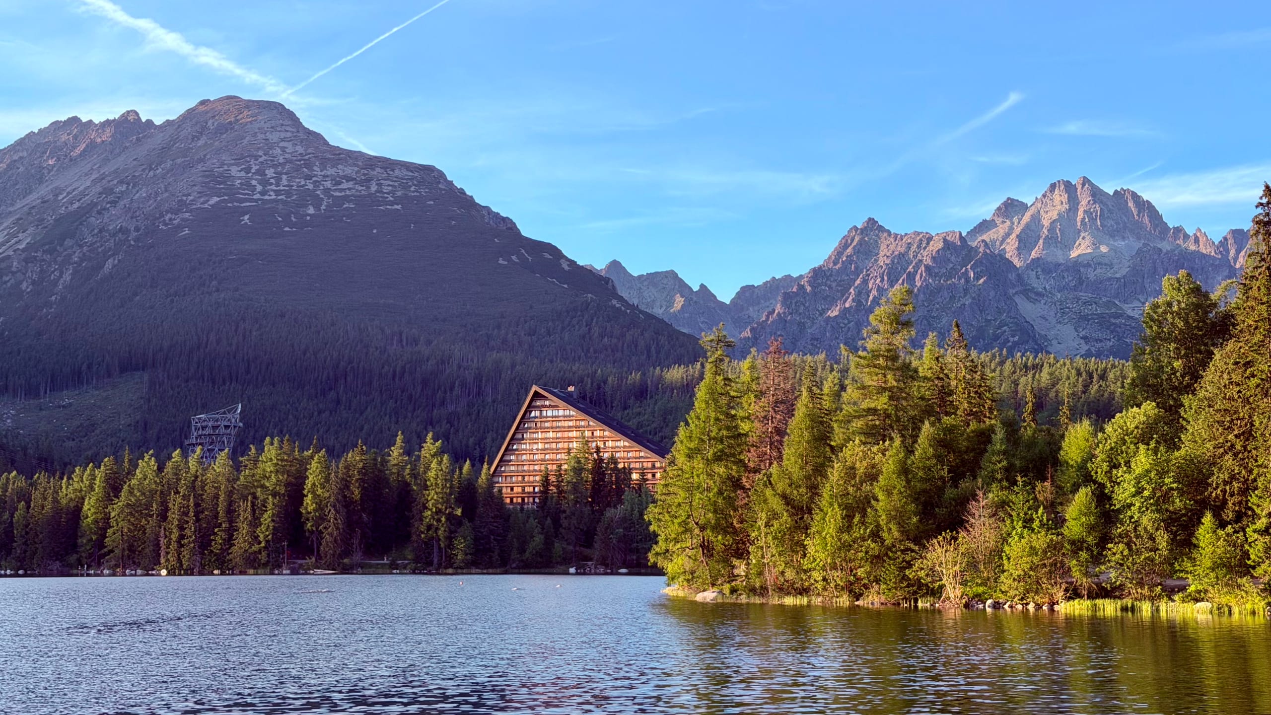 El lago de Štrbské Pleso con los picos de los Tatras al fondo